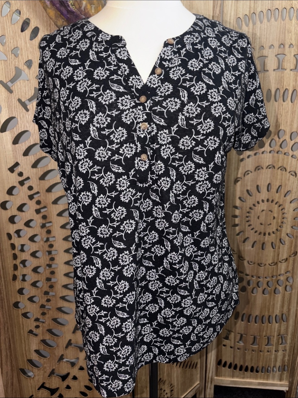 OLD NAVY / black floral print short sleeve shirt w buttons / M